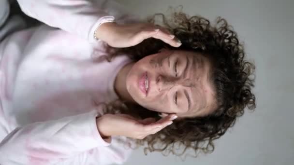 Молода Красива Жінка Проблемною Шкірою Наносить Маску Обличчя Затишному Домашньому — стокове відео