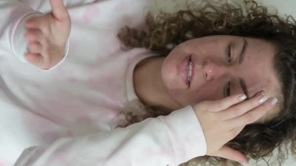 Joven Hermosa Mujer Con Problemas Piel Aplica Una Máscara Cara — Vídeo de stock