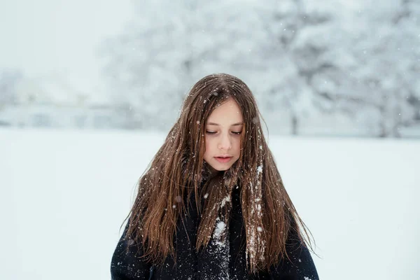 Niña Linda Que Divierte Con Una Nieve Invierno Tiempo Frío —  Fotos de Stock