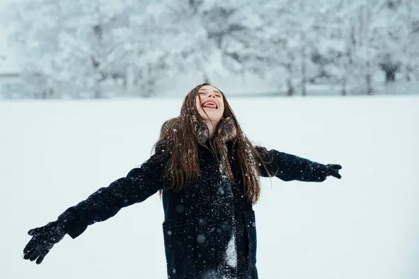 Piccola Ragazza Carina Divertirsi Con Una Neve Inverno Freddo Stagione — Foto Stock