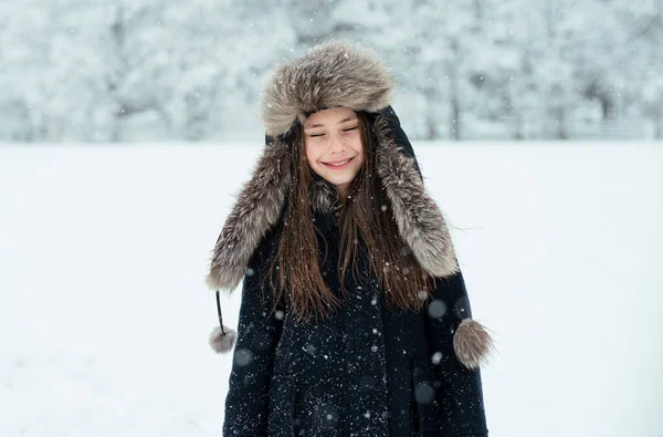 Piccola Ragazza Carina Divertirsi Con Una Neve Inverno Freddo Stagione — Foto Stock