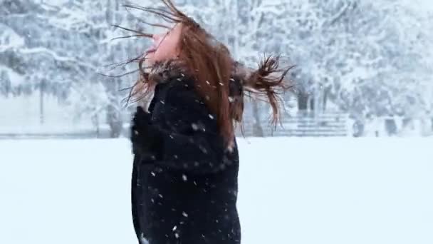 Ευτυχισμένο Κορίτσι Παίζει Εξωτερικούς Χώρους Χιόνι Χειμώνα Κρύο Χειμερινές Διακοπές — Αρχείο Βίντεο