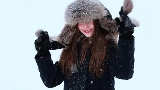 Ragazza Felice Che Gioca All Aperto Con Una Neve Inverno — Video Stock