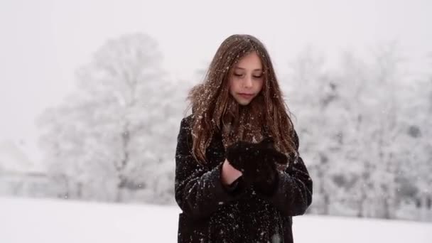 Счастливая Девочка Играет Улице Снегом Зимнюю Холодную Погоду Зимние Праздники — стоковое видео