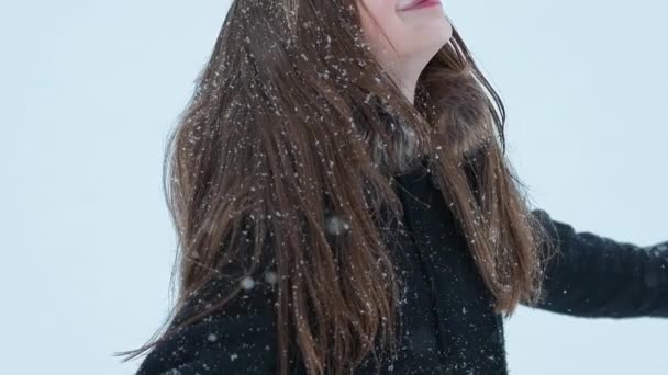 Mutlu Kız Kış Soğuğunda Dışarıda Karla Oynuyor Kış Tatillerinde — Stok video