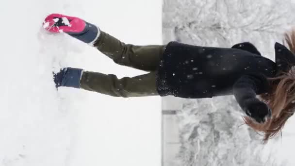 Щаслива Дівчина Грає Вулиці Снігом Зимову Холодну Погоду Зимові Канікули — стокове відео