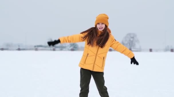 在冬天寒冷的天气 寒假的时候 快乐的女孩在户外与雪玩耍 — 图库视频影像