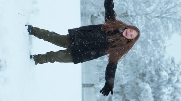 Щаслива Дівчина Грає Вулиці Снігом Зимову Холодну Погоду Зимові Канікули — стокове відео