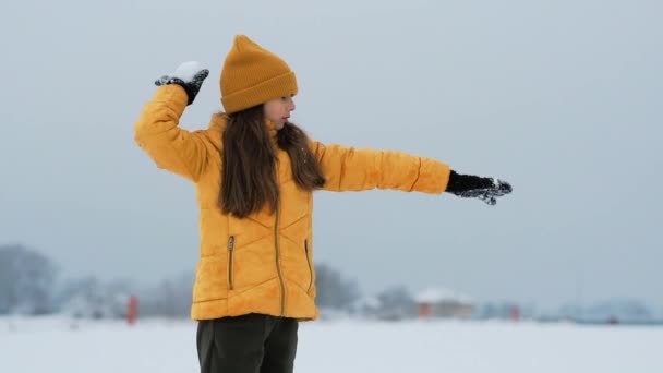 Mutlu Kız Kış Soğuğunda Dışarıda Karla Oynuyor Kış Tatillerinde — Stok video