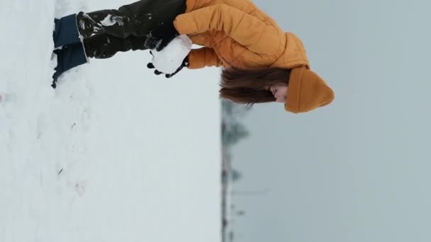 Счастливая Девочка Играет Улице Снегом Зимнюю Холодную Погоду Зимние Праздники — стоковое видео