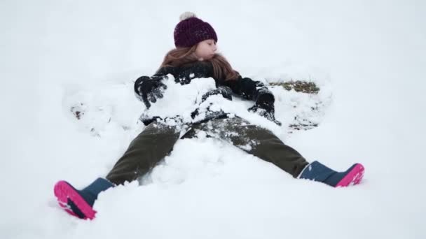 Маленькая Милая Девочка Веселится Снегом Зимнюю Холодную Погоду Зимний Сезон — стоковое видео