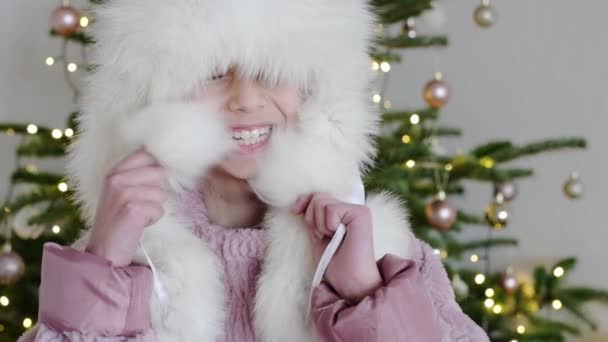 Красива Дівчина Святковому Фоні Боке Щаслива Дитина Білими Красивими Зубами — стокове відео