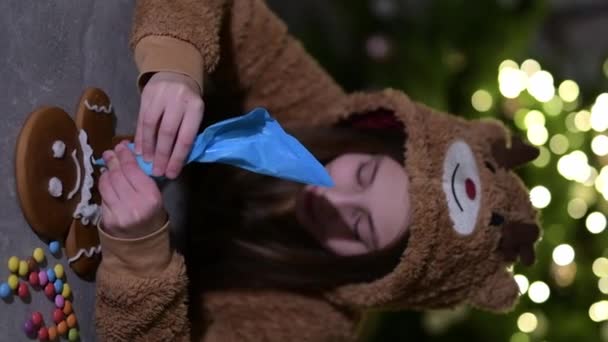 Mała Dziewczynka Robi Piernik Dekoruje Mądrzejsze Święta Zabawy — Wideo stockowe
