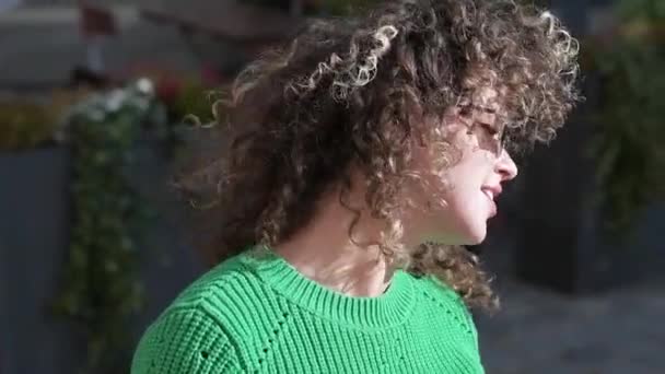 Uśmiechnięta Kobieta Bluzie Spacerująca Ulicą Mieście — Wideo stockowe