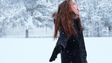 Küçük tatlı kız soğuk kış havasında karla eğleniyor. Kış mevsimi neşesi
