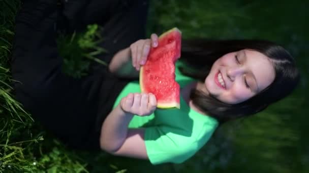 Nettes Mädchen Grünen Shirt Hält Draußen Eine Wassermelone Der Hand — Stockvideo