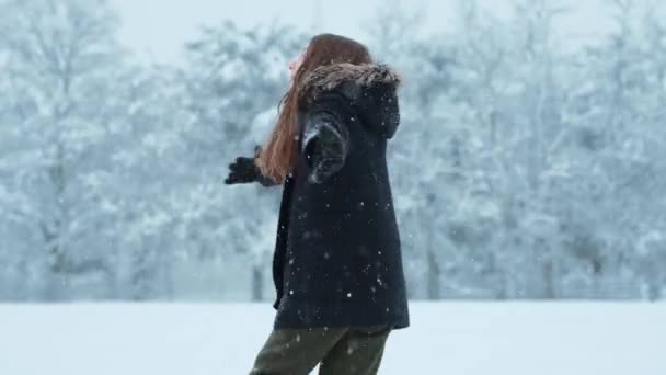 Pequena Menina Bonito Ter Uma Diversão Com Uma Neve Inverno — Vídeo de Stock