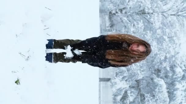 在寒冷的冬季 一个可爱的小女孩在雪地里玩得很开心 冬季喜庆 — 图库视频影像