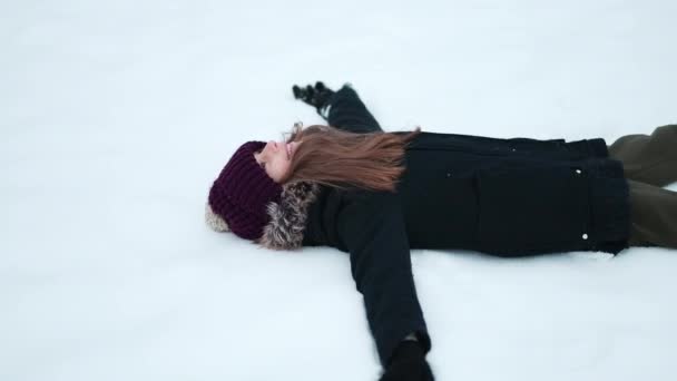 Kleines Nettes Mädchen Das Bei Kaltem Winterwetter Spaß Mit Einem — Stockvideo