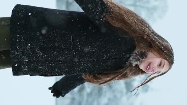 Klein Schattig Meisje Hebben Een Plezier Met Een Sneeuw Winter — Stockvideo