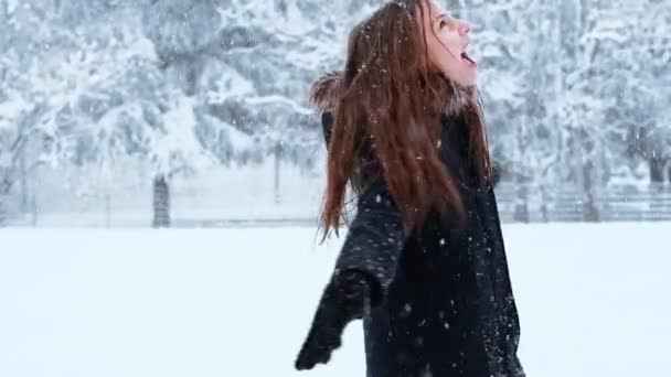 Μικρό Χαριτωμένο Κορίτσι Έχει Μια Διασκέδαση Ένα Χιόνι Χειμώνα Κρύο — Αρχείο Βίντεο