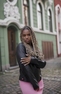 Güzel afro-amerikan kadın akşam kentinde poz veriyor.