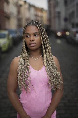 Güzel afro-amerikan kadın akşam kentinde poz veriyor.