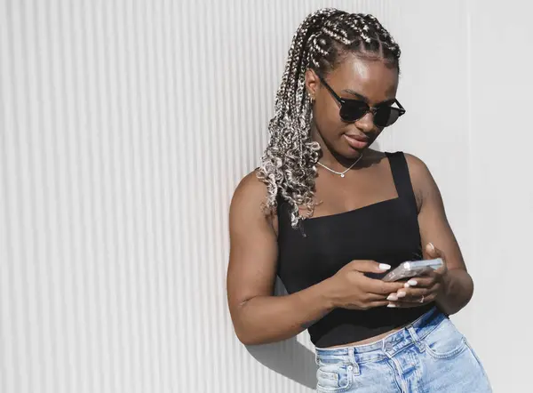 Beyaz Bir Arka Planda Telefonu Olan Uzun Örgülü Güzel Afro Stok Resim