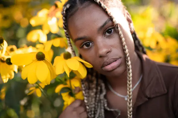 Πορτρέτο Της Νεαρής Όμορφης Αφρο Αμερικανίδας Μια Μακριά Κοτσίδα Στο Εικόνα Αρχείου