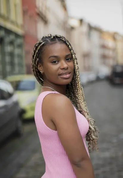 Güzel Afro Amerikan Kadın Akşam Kentinde Poz Veriyor Telifsiz Stok Imajlar