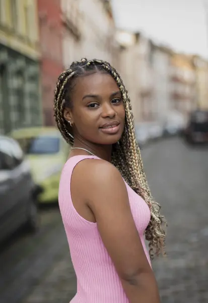 Hermosa Mujer Afroamericana Posando Fondo Ciudad Noche Imágenes de stock libres de derechos