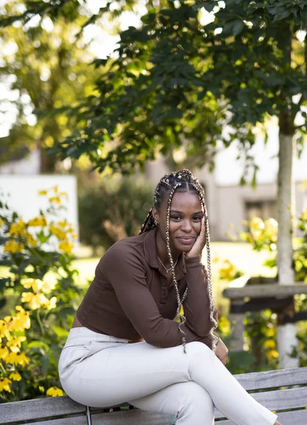 Joven Sonriente Mujer Con Trenzas Tiene Descanso Parque Imágenes de stock libres de derechos
