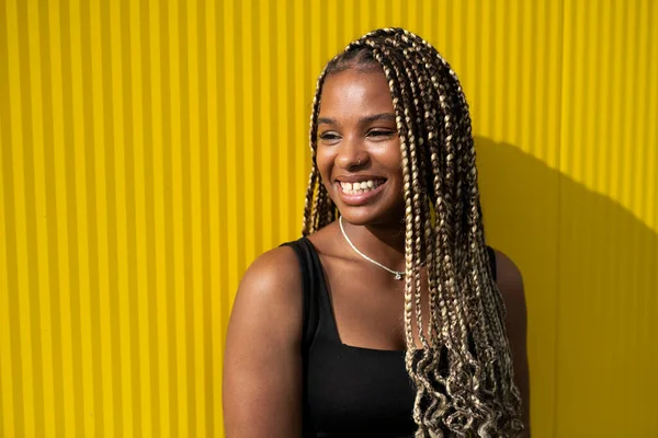 Portret Van Jonge Mooie Afro Amerikaanse Vrouw Poseren Een Gele Rechtenvrije Stockfoto's