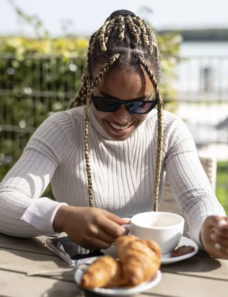 Jonge Mooie Vrouw Drinken Koffie Met Een Croissant Het Cafe Stockfoto
