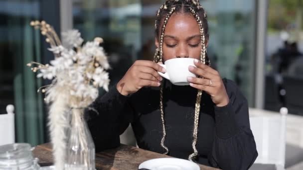 カフェでコーヒーを飲む美しい女性 — ストック動画
