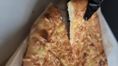 Aşçı Gürcistan ulusal yemeği khachapuri yapar.