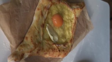 Aşçı Gürcistan ulusal yemeği khachapuri yapar.