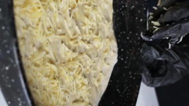 Aşçı Gürcistan ulusal yemeği khachapuri yapar.