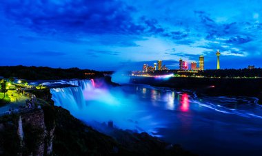 Şehrin güzel gece manzarası. Niagara Şelalesi