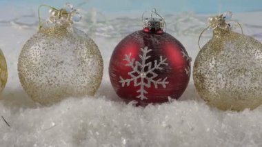 Taşaklı bir Noel arkaplanı. Noel süsleri. Noel süsüyle süsleme