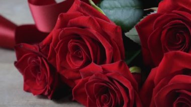 Masada kırmızı gül çiçekleri var. Sevgililer Günü 'nün dokusu. Sevgililer Günü
