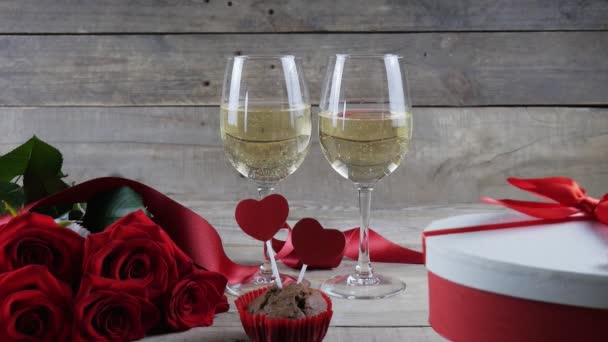 Zwei Gläser Champagner Und Rote Rosen Zum Valentinstag — Stockvideo