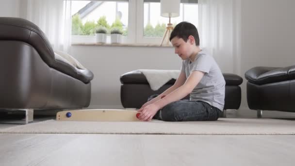 Αγόρι Παίζει Επιτραπέζιο Ποδόσφαιρο Κάθεται Στο Χαλί — Αρχείο Βίντεο