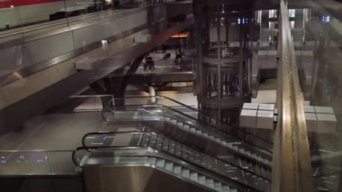 Almanya 'daki akşam tren istasyonu. Berlin.