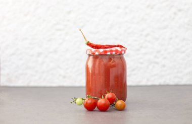 Salamura domatesli cam kavanozlar. Korunmuş vejetaryen yemeği.