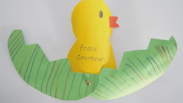 Osterbasteln Osterhuhn Inschrift Deutsch Frohe Osterferien — Stockvideo
