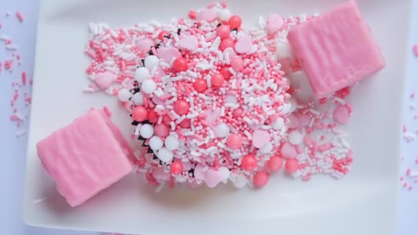 Romantyczne Cukierki Dla Dwojga Walentynki Słodyczami Ciastem Białym Tle Przyjąłem — Wideo stockowe