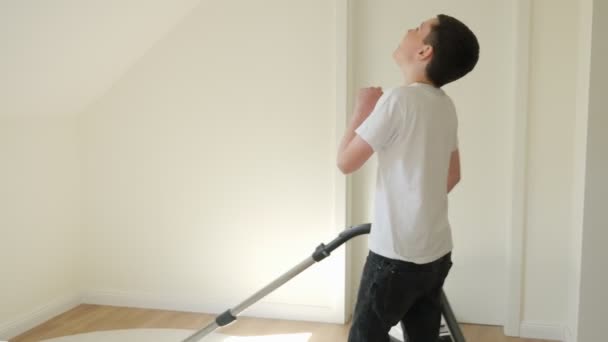 Boy Cleans Vacuum Cleaner Sings — Vídeo de stock