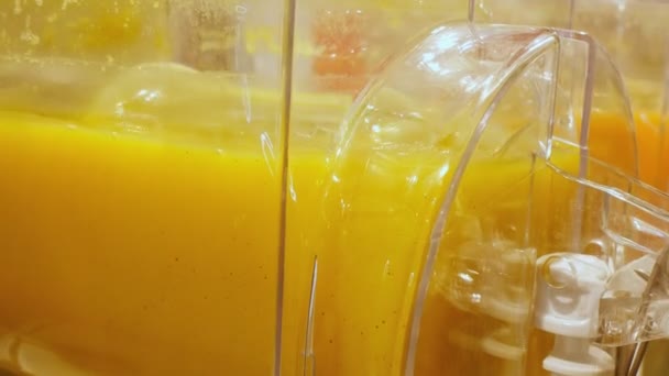 Fresh Juice Orange Juice Juicer Squeezes Oranges — Stockvideo