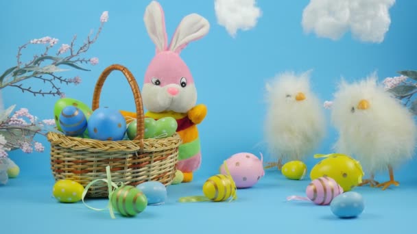 Великдень Великодня Листівка Великодні Жовті Пташенята Кролик Кошику Великодніми Яйцями — стокове відео